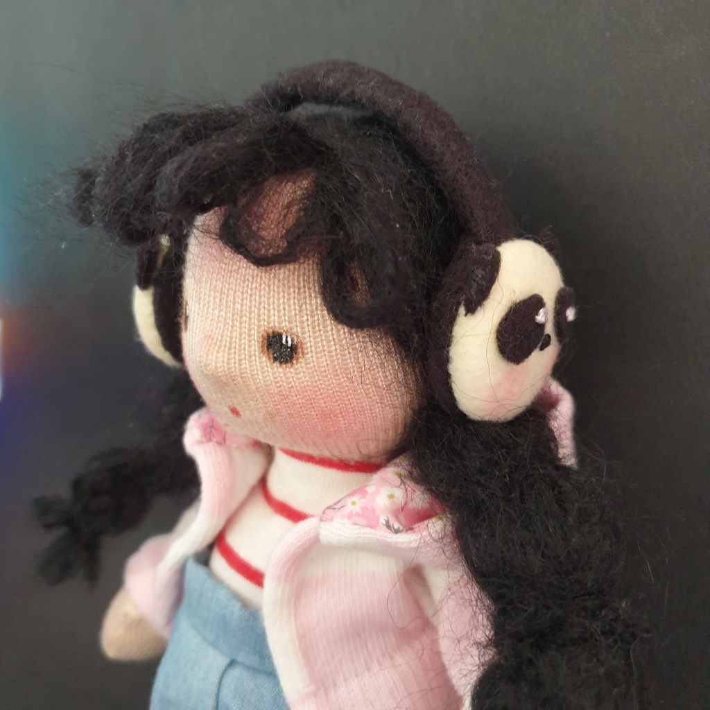 Comment confectionner des écouteurs (ou des cache-oreilles) pour une&nbsp;poupée?